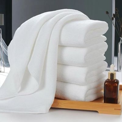 Luxury White Color 100% Cotton Towel Hotel Utilizzare Logo Personalizzato